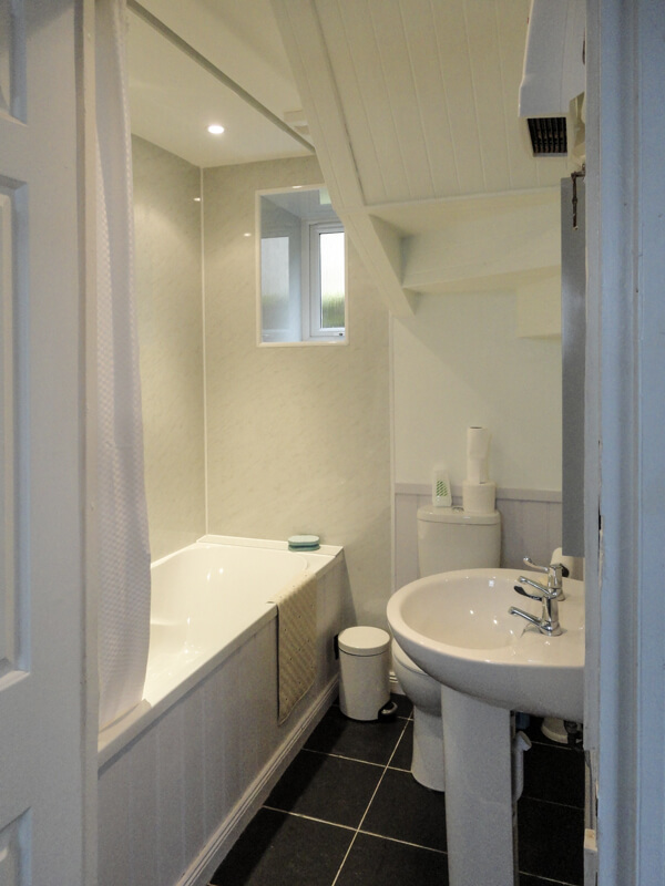 Bluebell Holiday Cottage Corrie Bathroom